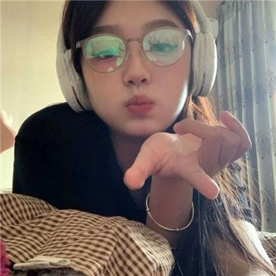 坐在酒吧里吃蛋糕