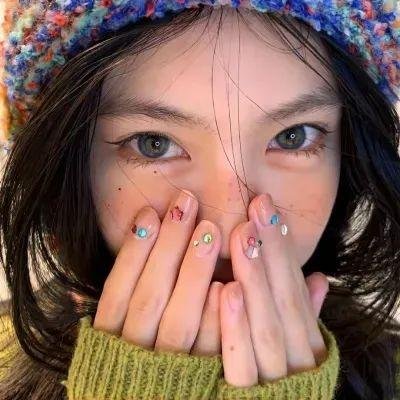蓝色嘴巴的脸
